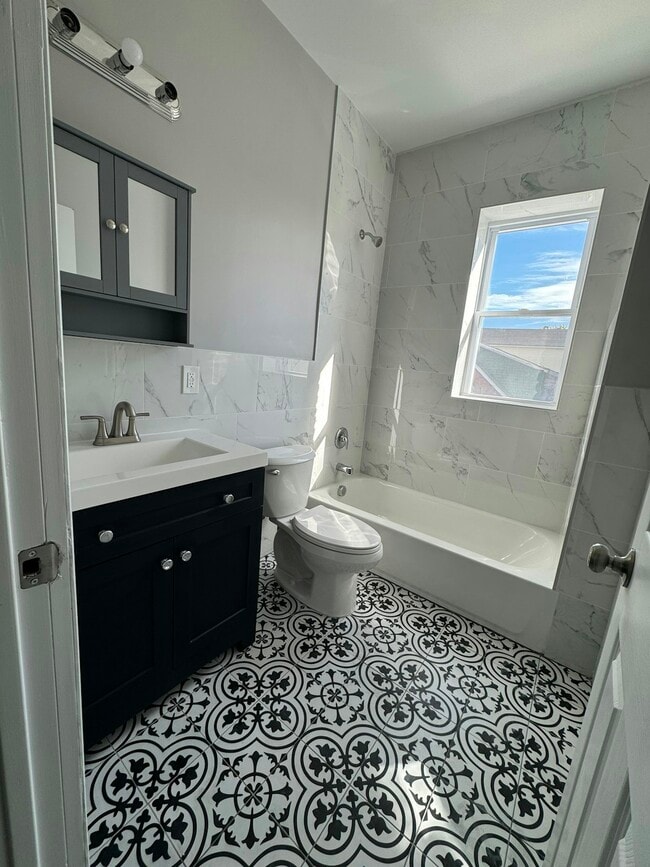 Building Photo - 122 Myrtle Ave Unit 2 Rental