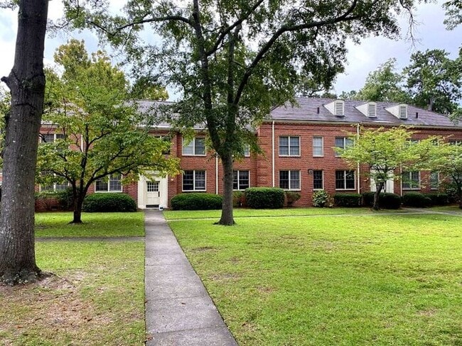 Building Photo - Heathwood / Shandon 1 bedroom condo just o... Unit APT C3
