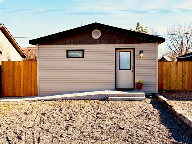 Building Photo - 741 Elm Dr