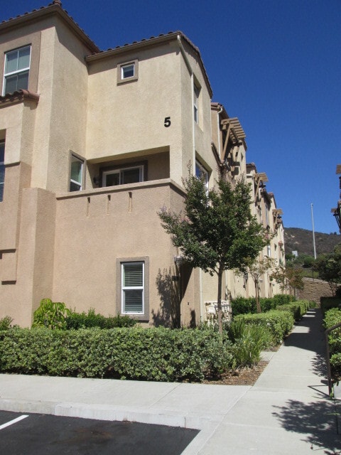 Building Photo - 3BD/3BA Townhouse Near Cal-State San Marcos