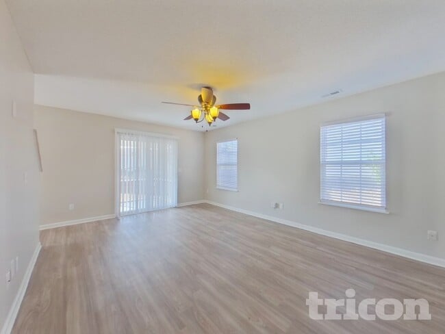 Photo - 349 Denman Loop