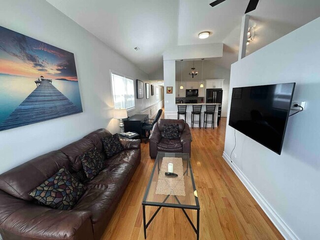 Photo - 118 N Leavitt St Unidad ID1047959P