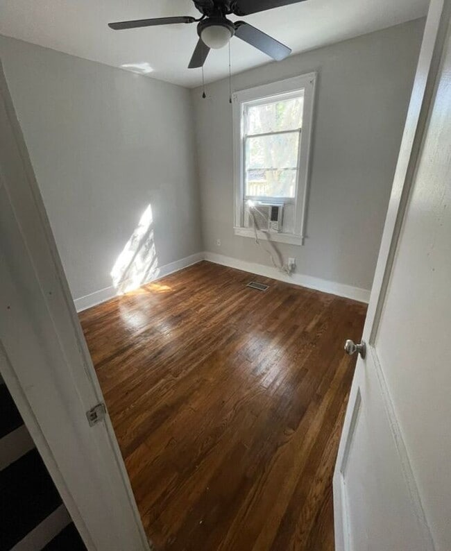 2918 Lexington Ave