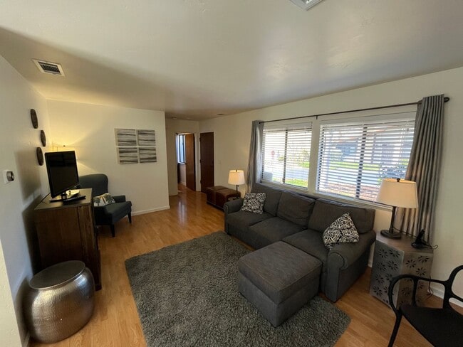 Photo - 1003 Meadow Way