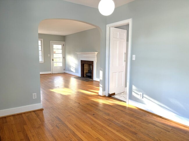 Building Photo - 2 Bedroom | 1 Bathroom Home – Downtown Charleston - Available NOW!