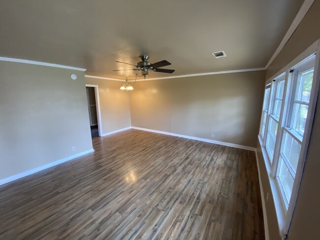 Photo - 3825 Hyde Park Row