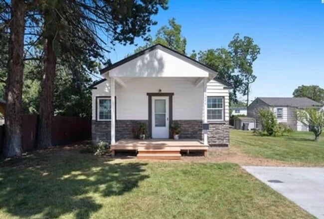 Photo - Charming 2 Bedroom Home with Fenced Backyard in Central Kennewick!