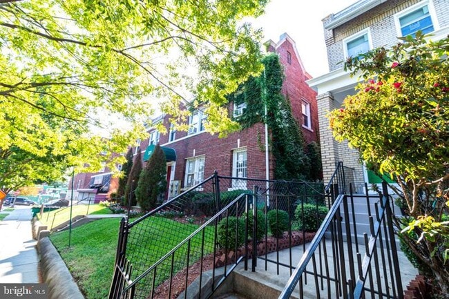 Photo - 321 Adams St NE