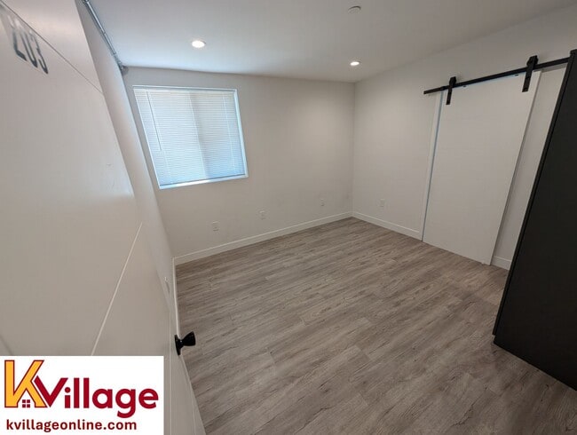 Building Photo - Private room with private en-suite bathroo... Unit 203 (furnished*) Rental