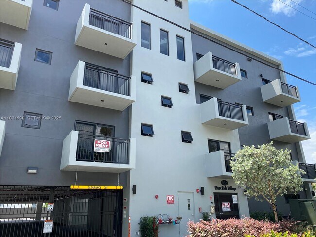 Building Photo - 836 SW 2nd St Unit 301