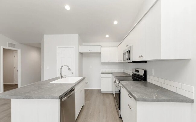 Photo - 765 SW Alpha St