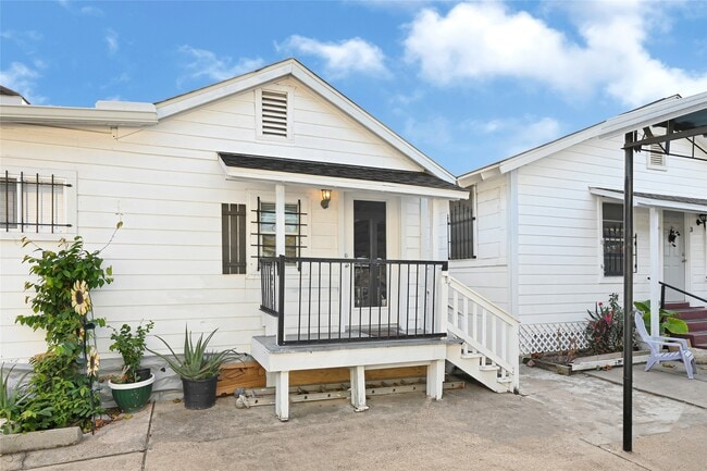 Photo - 305 N Live Oak St