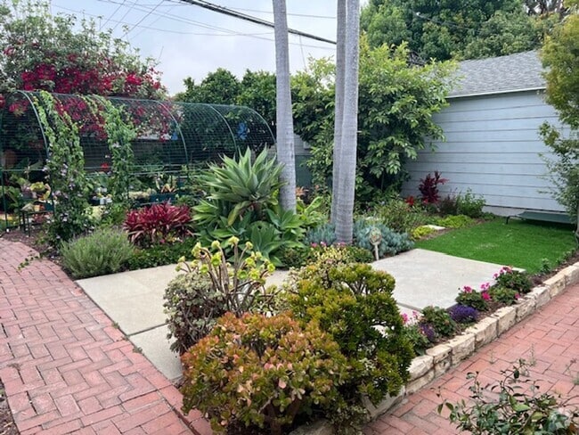Building Photo - Westchester Home Perfect for Plant/Garden ...
