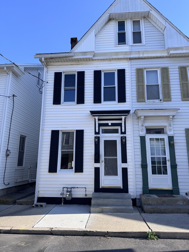 Building Photo - 110 E Locust St