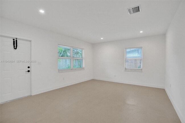 Building Photo - 922 NW 4th Ave Unit 4