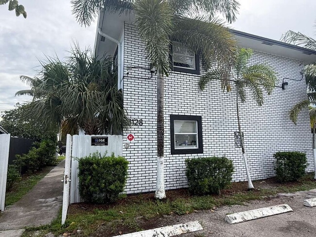 Building Photo - Modern 2-Bedroom | New Kitchen, Bath & Til... Unit Apt 4