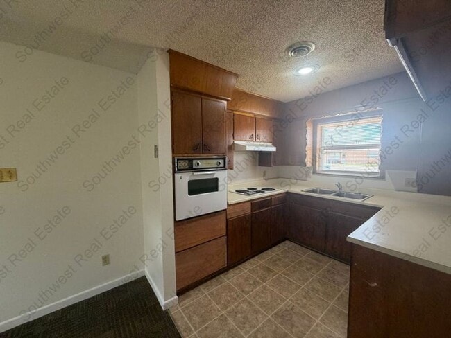 Building Photo - Spacious 2 Bedroom 1 bath duplex