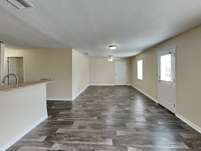 Photo - 1385 Dean St