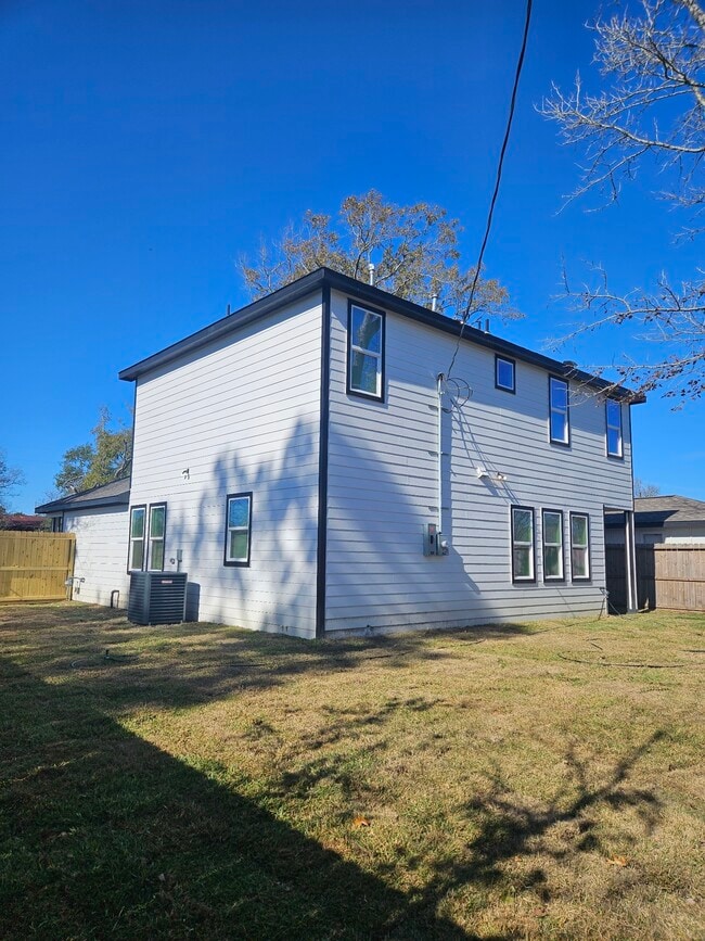 Photo - 107 Booker St