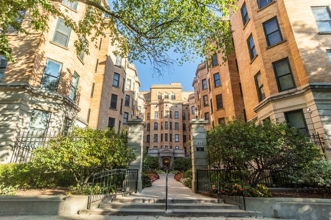 Building Photo - 550 W Surf St Unit 204