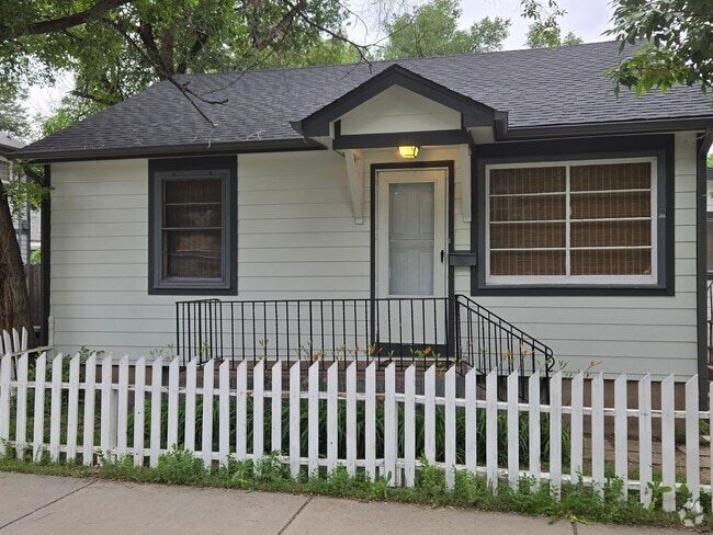 Building Photo - CUTE 2 bedroom, 1 bath cottage on WESTSIDE... Rental
