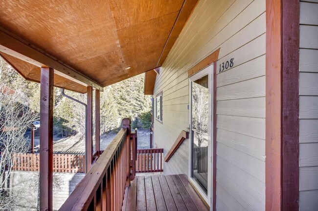 Building Photo - Heat included!  1 car garage!  Vaulted Cei... Rental