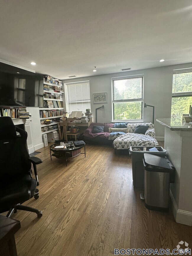 Building Photo - 140 Boylston St Unit 3 Rental
