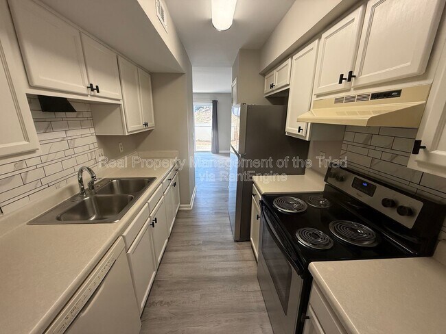 Photo - 2425 Tantelon Pl