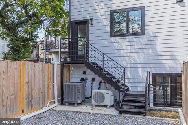 Photo - 722 Kenyon St NW