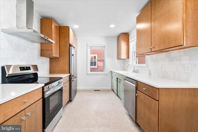 Building Photo - 117 W 14th St