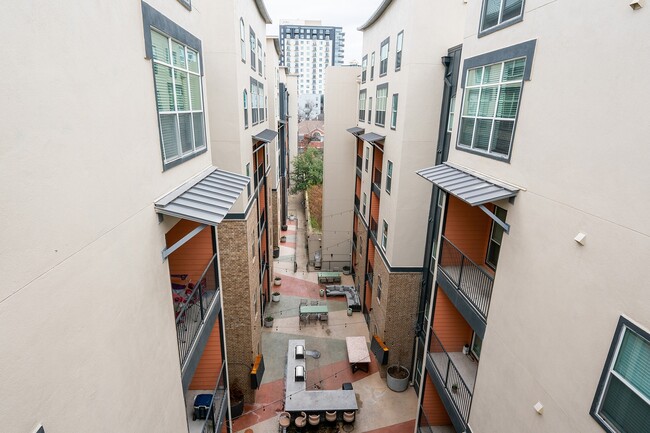 Apartamentos Pearl 21 fuera del campus, en el campus oeste, cerca del edificio UT Austin, con exterior y patio - 21 Pearl