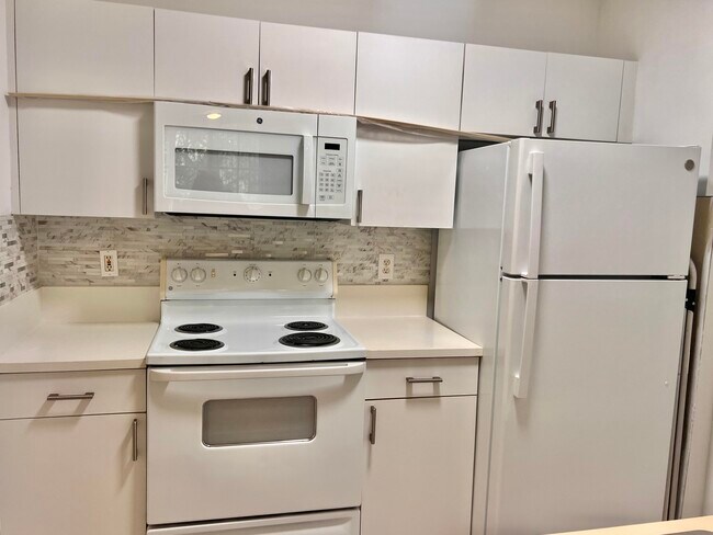 Building Photo - 630 S Sapodilla Ave Unit 204