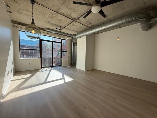 Photo - 115 W Peachtree Pl NW