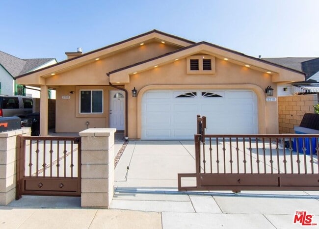 Building Photo - 2208 S Harcourt Ave