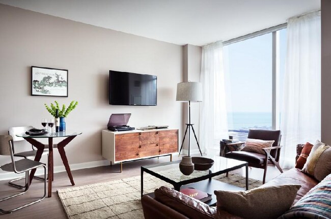 Photo - 465 E Illinois St