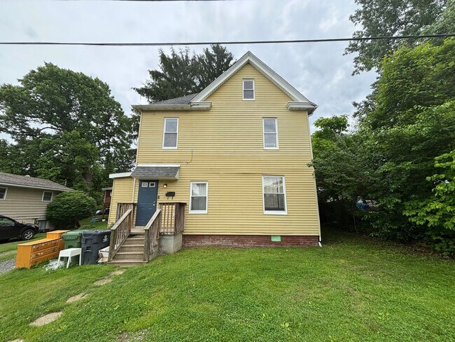 Building Photo - South Park Rental - $900/mo Unit Upper