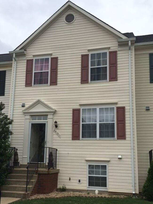 Spacious 4 Bedroom 3.5 Bathroom with Deck ... - Spacious 4 Bedroom 3.5 Bathroom with Deck ... House