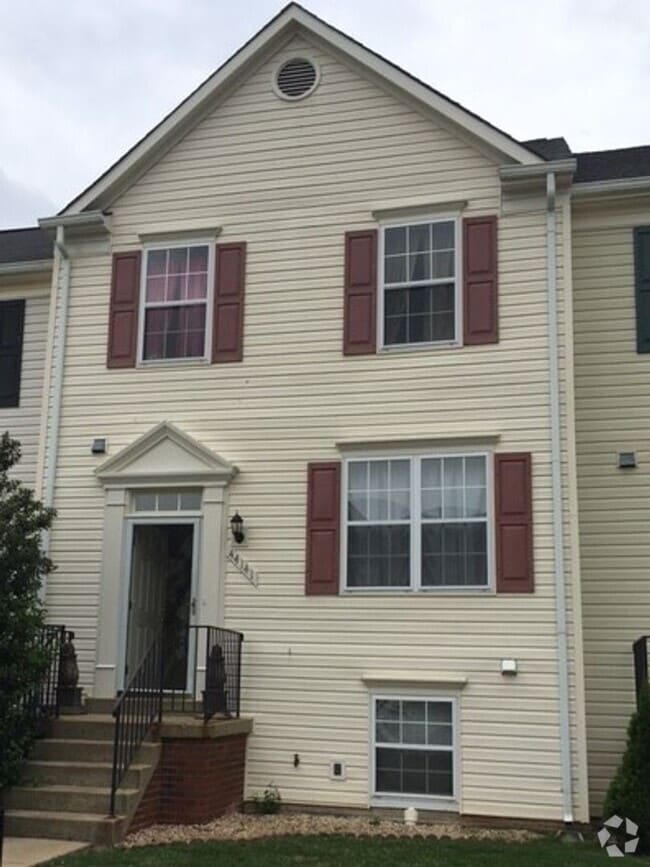 Building Photo - Spacious 4 Bedroom 3.5 Bathroom with Deck ... Rental