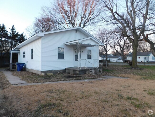 Building Photo - Great 2 bedroom/1 bath home with 2 car gar...