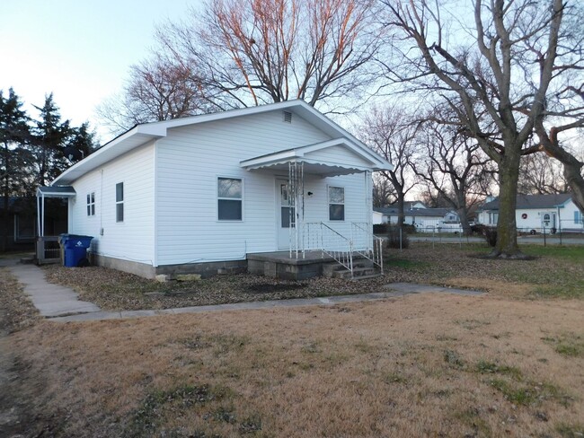 Great 2 bedroom/1 bath home with 2 car gar... - Great 2 bedroom/1 bath home with 2 car gar...