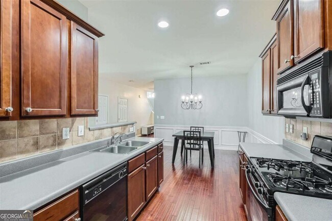 Photo - 2296 Leicester Way SE