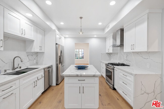 Building Photo - 851 N San Vicente Blvd Unit 117