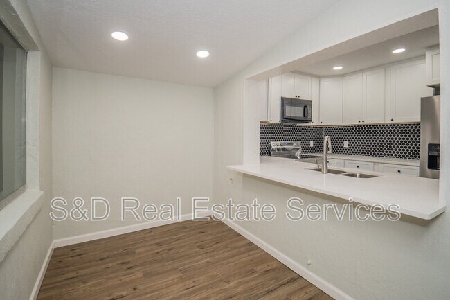 Photo - 304 La Serena St