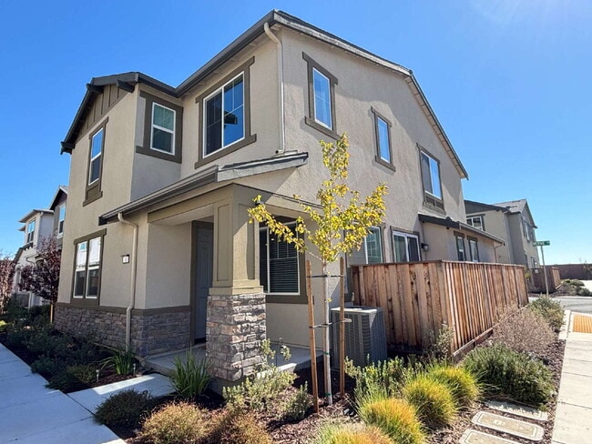 Building Photo - "Spacious 4-Bed Sanctuary with 3 Baths in ... Rental