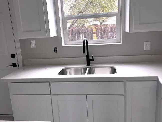 Photo - Hummingbird Apartments