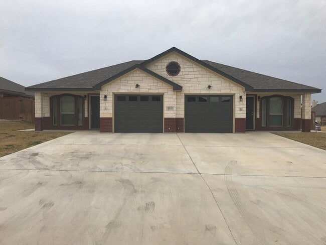 Building Photo - Gorgeous 2 bed/2 bath near Bunny Trail in ...