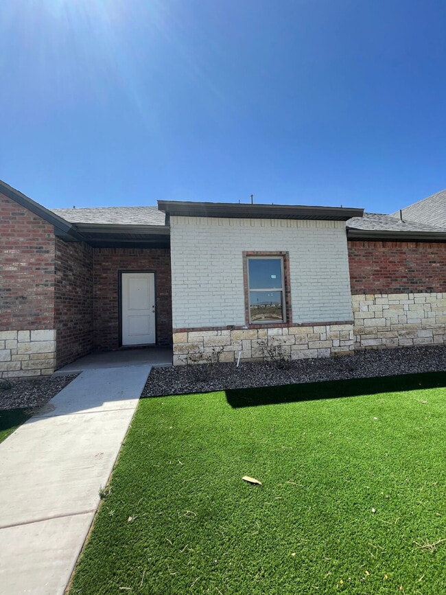 Building Photo - Beautiful Townhome Located South of Town N...