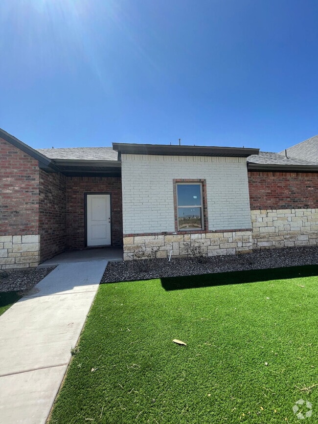 Building Photo - Beautiful New Townhome Located South of To...