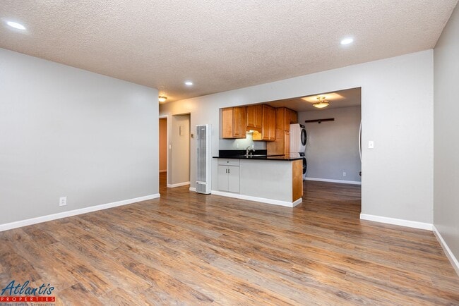 Building Photo - 768 Calderon Ave Unit B