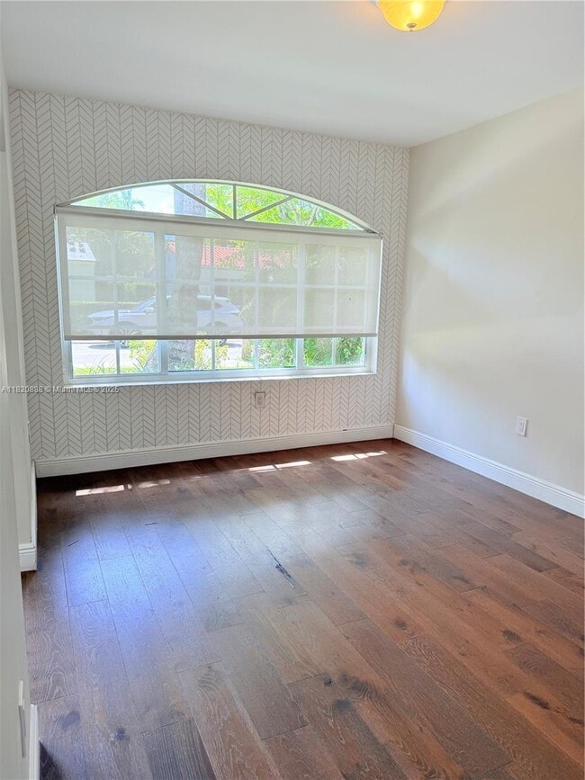 Photo - 832 Wallace St